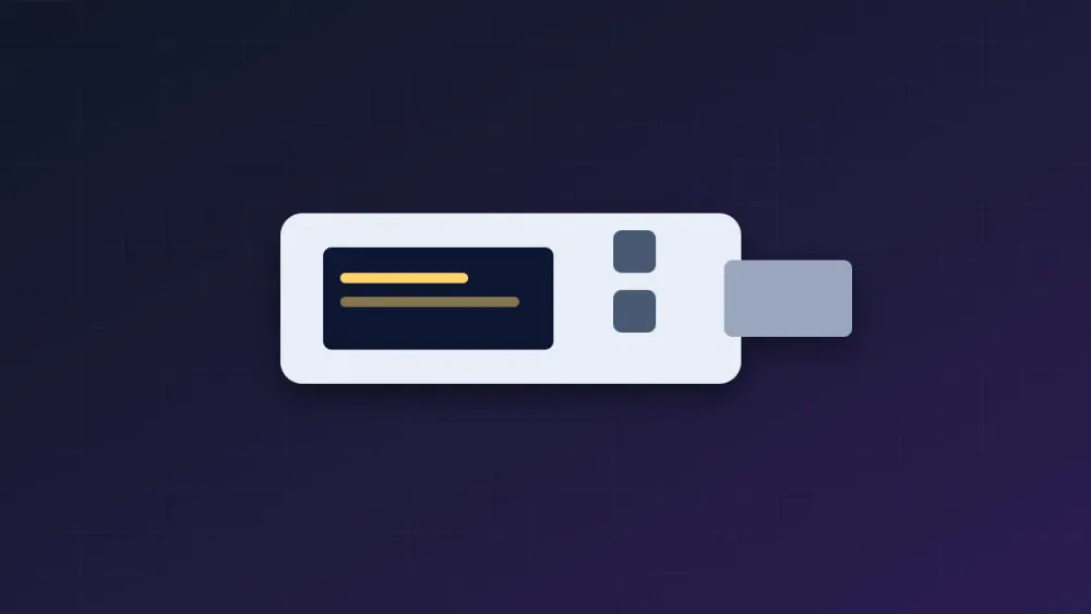 Аппаратный кошелёк Ledger Nano S Plus, подключённый кабелем к ноутбуку, рядом бланк для записи 24 слов